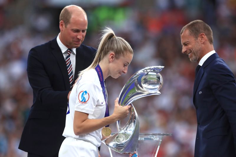 Prins William överräckte EM-bucklan till Englands lagkapten Leah Williamson.