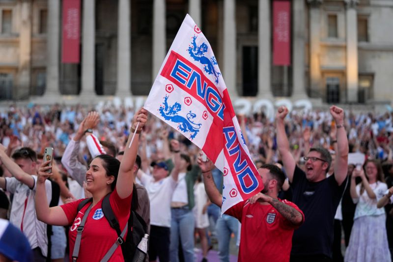 Engelska supportrar på Trafalgar square.