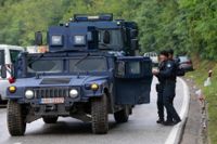 Poliser i Kosovo bevakar gränsen under fjolårets protester i september. Arkivbild.