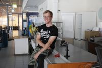 Företagaren Christoffer Holmström lovar kunderna något lite extra, oberoende av om man äter lunch eller sticker sig in för en kopp kaffe med dopp.