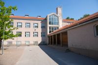 Hoplaxskolans Munksnäsenhet för årskurserna 1--5 på Locklaisvägen ska börja renoveras under nästa år, enligt budgetförslaget.
