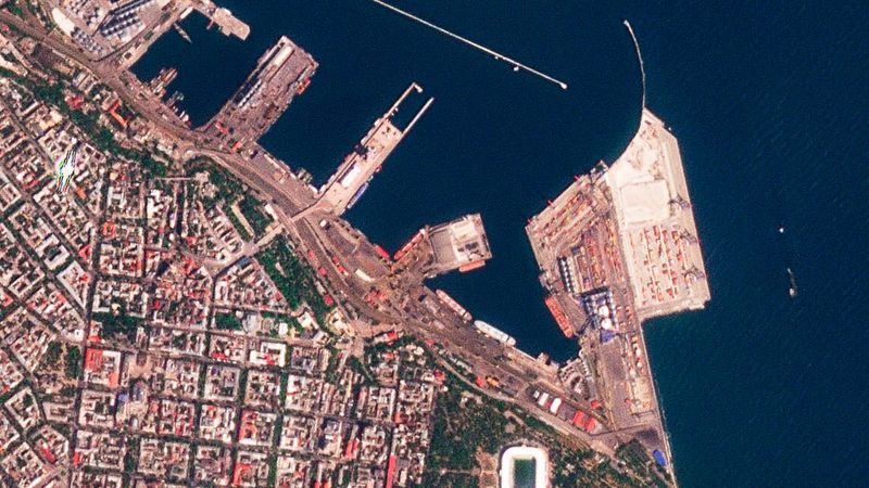En satellitbild visar fartyget Razoni i hamnen i Odessa under söndagen.