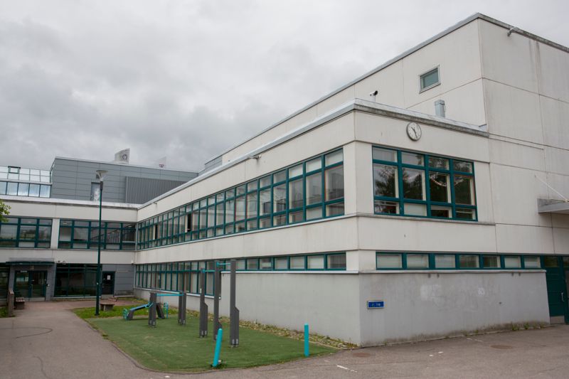 Mattlidens skolcentrum har formats under årtionden av tilläggsbyggnader, utvidgningar och renoveringar, men allt har byggts utanför detaljplanen, då en sådan fortfarande saknas för kvarteret.
