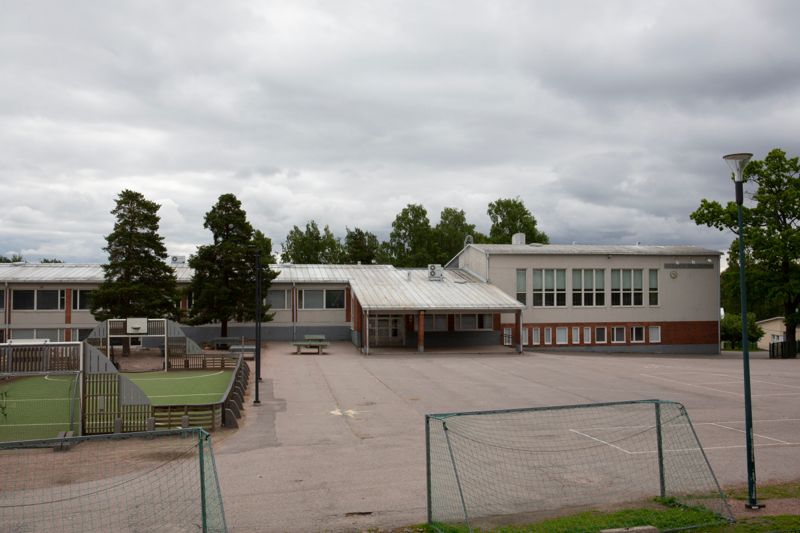 De äldsta delarna av Mattlidens skola härstammar från 1950–60-talen, då Mattbergsskolan verkade här. I dag är Mattlidens skolcentrum det största i Svenskfinland med över tusen barn och unga, från daghemsbarn till gymnasiestuderande.