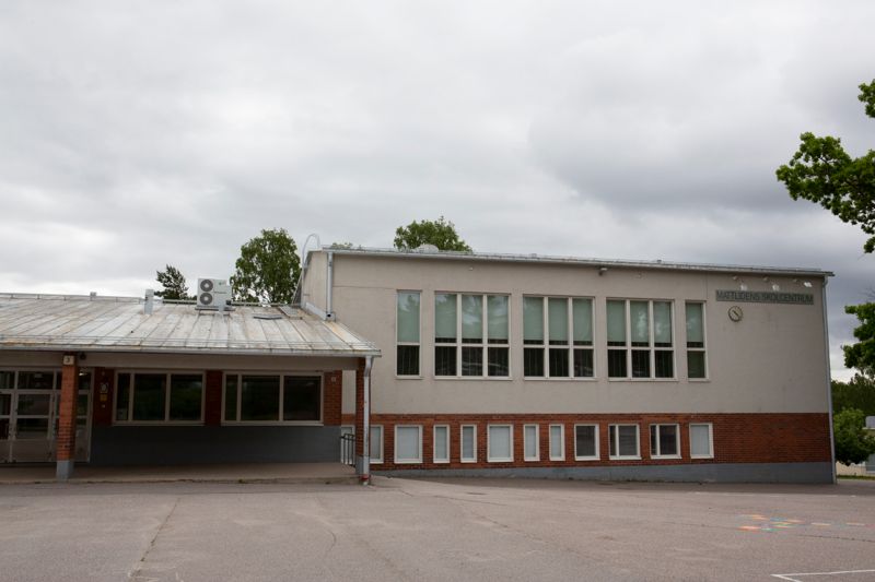 Mattlidens skolcentrum har långt över tusen elever, och för att de alla ska få plats finns det nu två paviljonger med ett tiotal klassrum på gården. Esbo stad borde komma i gång med renoveringen och tillbyggnaden av skolcentret inom de närmaste åren.