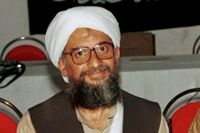 Så här såg han ut för 24 år sedan. Arkivbild på Ayman al-Zawahiri då han tillsammans med Usama bin Ladin talade med medier i Khost, Afghanistan, 1998.