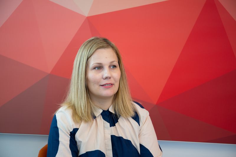 Ett digitalt identitetsbevis är det första steget mot en digital plånbok, säger Riitta Partala, chef för Myndigheten för digitalisering och befolkningsdata. EU-kommissionen vill att varje medlemsland i framtiden kan producera och upprätthålla en digital plånbok där information som identitet, körkort och studieintyg lagras digitalt på en och samma plats.