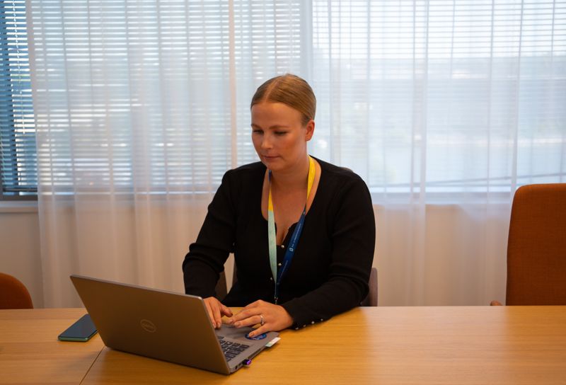 Drygt tio tjänstemän och ett tiotal utvecklare har arbetat med att skapa produkten. Petra Lautamäki är produktexpert i projektet.