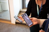 Genom det digitala identitetsbeviset visar en person upp de uppgifter som situationen kräver, medan den andra personen kontrollerar uppgifterna genom att skanna QR-koden. Mobilapplikationen på bilden är endast en testversion.