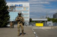 Rysk soldat på plats vid det ockuperade kärnkraftverket Zaporizjzja i sydöstra Ukraina. Bilden är tagen i maj.