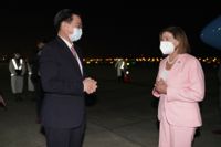 Nancy Pelosi på flygplatsen i Taipei.