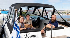 Maarit, Aleksi och Mikko Noro kommer garanterat tillbaka till Borgå igen. De är mycket nöjda med servicen som gästbåtshamnen erbjuder.