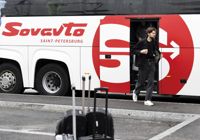 En buss från St Petersburg vid Helsingfors-Vanda flygplats i slutet av juli 2022.