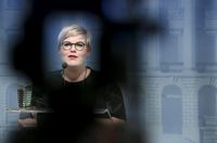 Finansminister Annika Saarikko (C) och hennes ministerkollegor presenterade en rekordstor budget på torsdagen.