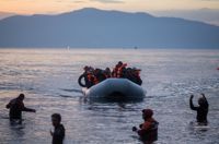 Flyktingar som tagit sig i en gummibåt från Turkiet till den grekiska ön Lesbos i mars 2016.
