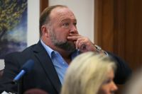 Alex Jones under rättegången.