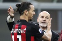 Milans tränare Stefano Pioli, till höger, hyllar Zlatan Ibrahimovic. Arkivbild.