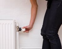 Genom att sänka inomhustemperaturen med en grad kan man minska energiförbrukningen med fem procent.