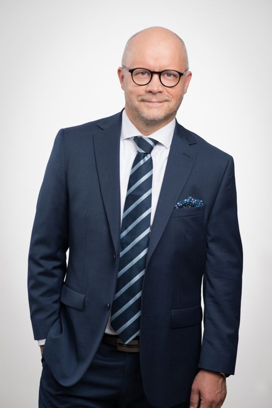 Etlas vd Aki Kangasharju är orolig över sysselsättningen i Finland. Vi har fortfarande allt för många personer är arbetslösa, anser han.