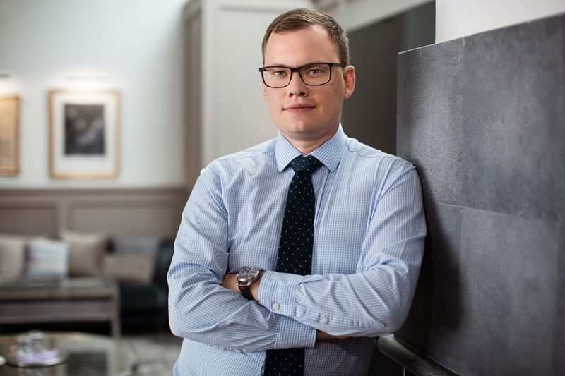Chefsekonom Lasse Corin är inte överraskad att budgetförslaget inte innehåller modiga nedskärningar. Centern befinner sig i ett tufft läge enligt opinionsmätningarna och det kan synas i budgetförslaget, tror han.