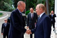 Turkiets president Recep Tayyip Erdogan hälsar på sin värd, Rysslands president Vladimir Putin, i Sotji vid Svarta havet på fredagen.
