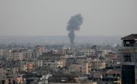Stigande rök från en byggnad i Gaza.