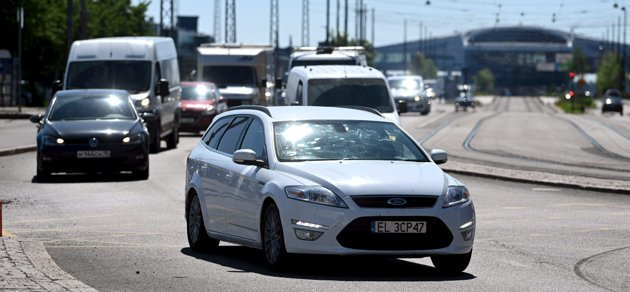 Trafiken står för 24 procent av de direkta koldioxidutsläppen i Helsingfors, och personbilarna för 58 procent av trafikutsläppen. Inom kort tvingas politikerna besluta om åtgärder för att minska på Helsingforstrafikens klimatpåverkan.