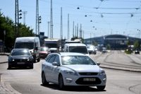 Trafiken står för 24 procent av de direkta koldioxidutsläppen i Helsingfors, och personbilarna för 58 procent av trafikutsläppen. Inom kort tvingas politikerna besluta om åtgärder för att minska på Helsingforstrafikens klimatpåverkan.