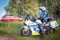 Under polisens trafikövervakning på fredagseftermiddagen blev två förare av med körkortet på Porkalavägen.