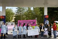 Demonstranterna spärrade av Teboilstationen klockan 13 på lördagen.