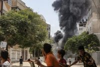 Raketer avfyras från Gazaremsan på lördagen och palestinier flyr. 