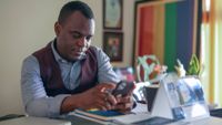 Frank Mugisha, ledare för paraplyorganisationen Sexual minorities Uganda för hbtq-personer, säger att homofobi och transfobi står bakom myndigheternas tilltag. Arkivbild.