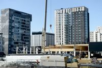 Esboviken är tillväxtområde, Esbo stad har genom planläggning styrt byggandet av nya höghuskvarter till områden i närheten av de nya metrostationerna. Det har påverkat både utbudet och prisnivån på bostäder längs metrolinjen, men på olika sätt.