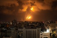 Raketer avfyrade från Gaza mot Israel på lördagen. Ett 30-tal personer, varav sex barn, har dödats de senaste två dagarna på Gazaremsan, enligt lokala hälsomyndigheter.