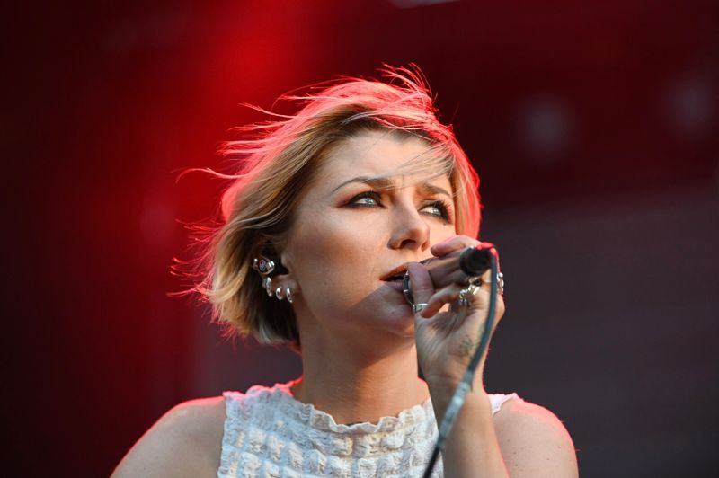 Cornelia Jakobs sjöng bland annat sin Mellolåt Hold me closer. Med sig på scenen hade hon bland annat Simon Zion, före detta Ekenäskillen som gjort musikkarriär i Sverige.