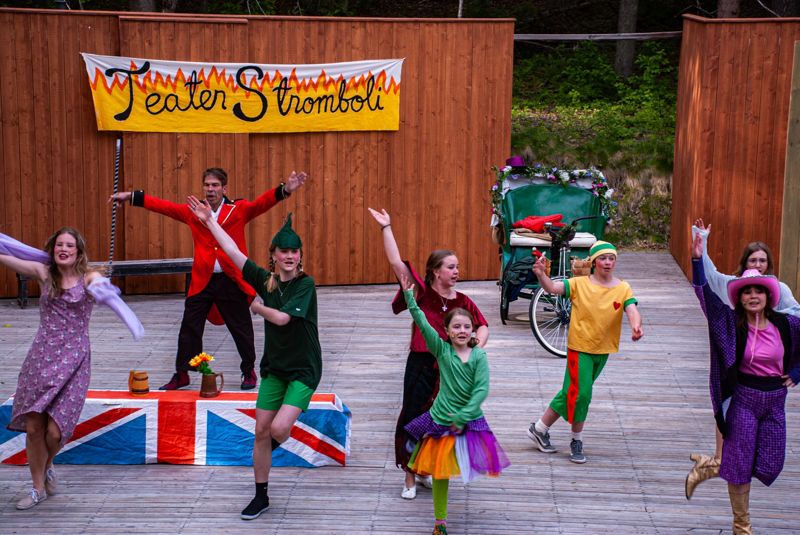 De flesta av skådespelarna vid Finns sommarteater var barn och ungdomar i år. Huvudrollen som Pinocchio (i gult) spelades av Eddie Berger.