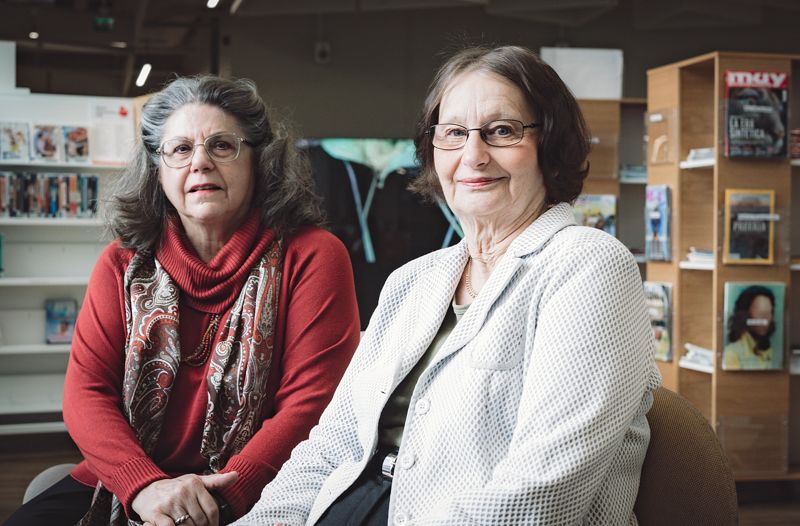 Carola Ekrem och Anne Bergman (till höger) har skrivit den Stora finlandssvenska festboken. Anne Bergman berättar att den sista helgen i augusti etablerades som villaavslutningshelgen i slutet på 1900-talet.