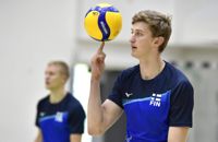 Aaro Nikula var en av de unga spelare som i EM-kvalet visade att nästa landslagsgeneration i finsk volleyboll är något att räkna med.