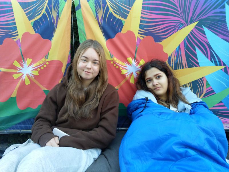 Ronja Lehtonen och Jasmin Väisänen från Helsingfors har hjälpt till på Weekend-festivalen och inte behövt betala för sina biljetter till Justin Bieber konserten.