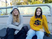 Nella Kallinen, till vänster, från Helsingfors har sovit på ett liggunderlag sedan i går i väntan på kvällens Justin Bieber konsert. Ava Määttänen från Joensuu har inte sovit i parken men har köat sedan klockan sex på tisdagsmorgonen. Båda är mest taggade på Justin Biebers låt Baby.