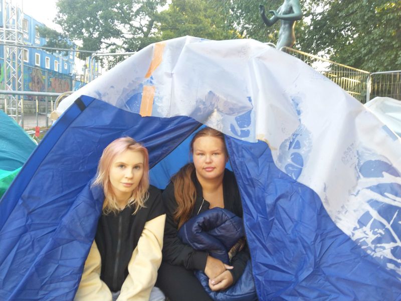 Noella, till vänster, har sovit i tält i Kajsaniemiparken sedan i lördags och har således köast längst av alla. Den nyfunna vännen Emma Ekici har sovit i tält sedan i söndags i väntan på Justin Biebers konsert ikväll.