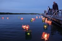 På kvällen samlades fredsaktivisterna för att lägga ner ljus vid Plagen i Lovisaviken. Ljusen plockades senare upp av båtarna i viken.