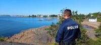 Polisen kommer att begränsa tillgången till flera stränder och också vattenvägar i Hangö. På tisdagsmorgonen förberedde man fortfarande åtgärderna, här vid Parkbergen bredvid Casinostranden.