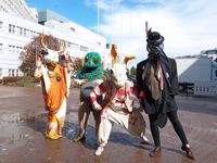 Bli inte förskräckt om du stöter på något av "människodjuren" från teatergruppen Fauna Humana på vägen till skolstarten på torsdag. De uppträder i Kampens köpcentrum på morgonen.