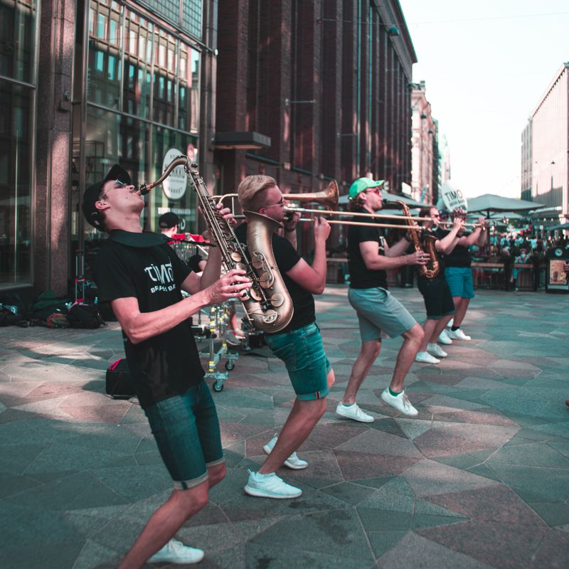 Timo Brass Band uppträder med sin blåsorkester i centrum av Helsingfors på torsdag eftermiddag.