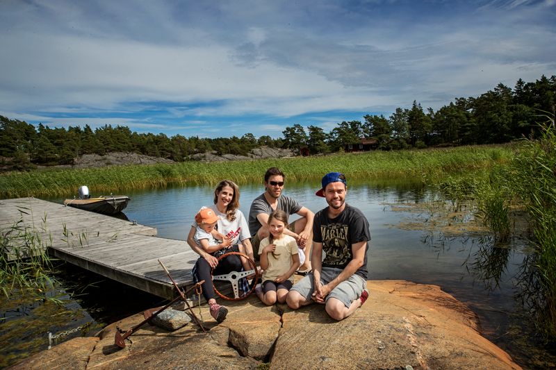 För också yngre generationer Söderblom är sommarnöjet kring Storfladan en självklar tradition. Winston och Tilda är fjärde generationen. Farbror Kristian i mitten och föräldrarna Jenny och Johan har bara härliga minnen.