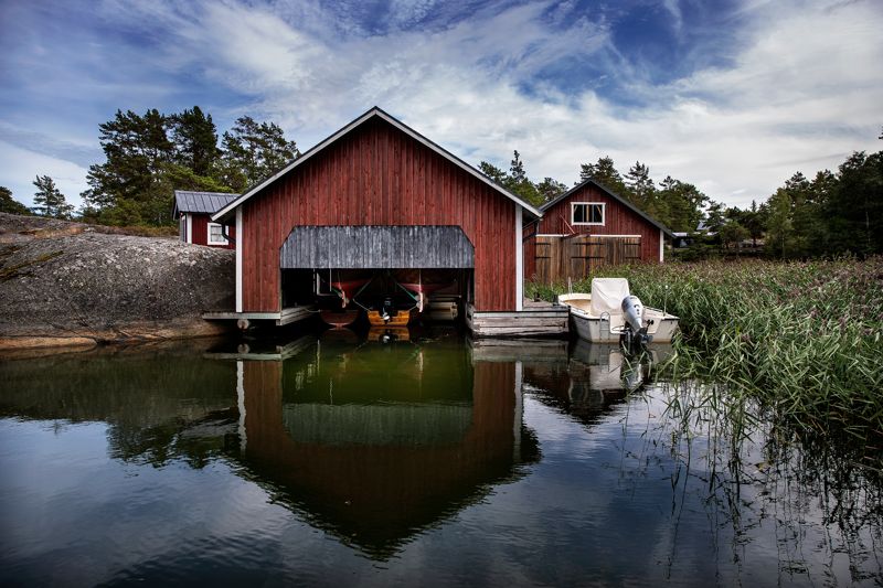 Ett äkta båthus, flera båtskjul, diverse bodar och bryggor kantar stränderna kring Storfladan där ättlingar till Arne och Gerda Söderblom firar sommar sedan tidigt femtiotal.
