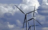 Finländarna betalar alltmer för el och annan energi. Inför regeringens budgetförhandlingar backar en del upp förslaget om sänkt moms på el, andra säger att det skulle slå helt fel.