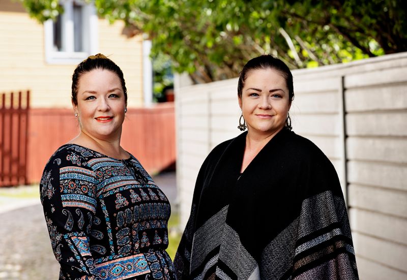 Pilvi Mölsä (till vänster) och Laura Pulkkinen är glada över att årets huvudevenemang kan ordnas utan restriktioner i Konstfabriken.