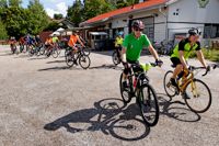 Just den här tisdagen träffades cyklisterna vid Box café & grill. Gustav Åström i grön tröja skulle gärna se fler deltagare.